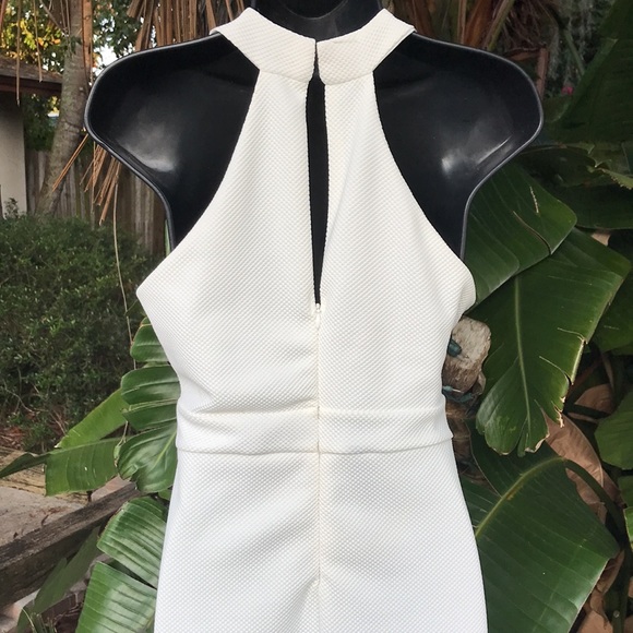 Cut out halter dress with chain detail - Picture 5 of 10